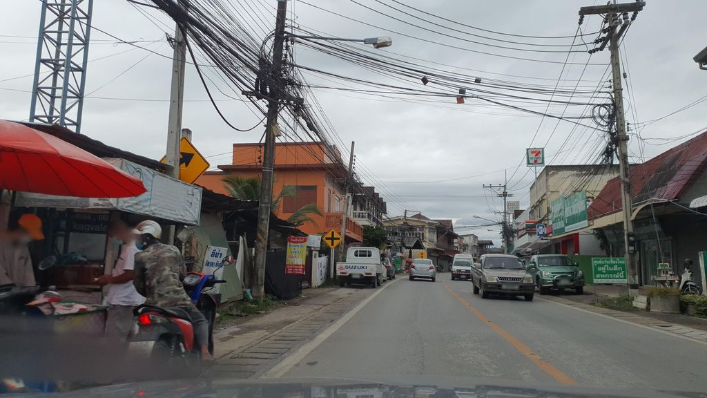 ภาพถนนตรงที่ หมูวีพี สาขาหนองตอง ตั้งอยู่ ถ่ายโดย jrcarlsen พ.ศ. 2564 (2021) · A street-level view of where หมูวีพี สาขาหนองตอง · Muwiphi Sakha Nong Tong stands, by jrcarlsen in 2564 (2021)