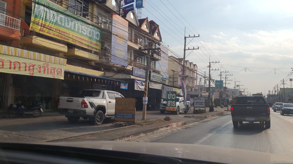 ภาพถนนตรงที่ ห้างทองนิภา หางดง ตั้งอยู่ ถ่ายโดย jrcarlsen พ.ศ. 2566 (2023) · A street-level view of where ห้างทองนิภา หางดง · Hangthongnipha Hang Dong stands, by jrcarlsen in 2566 (2023)