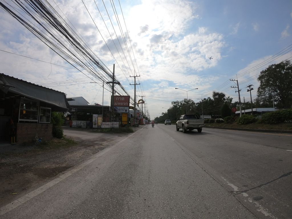 ภาพถนนตรงที่ ไก่ย่างเมืองเลย ตั้งอยู่ ถ่ายโดย chanuwath_grab พ.ศ. 2562 (2019) · A street-level view of where ไก่ย่างเมืองเลย · Kainga Mueang Loei stands, by chanuwath_grab in 2562 (2019)