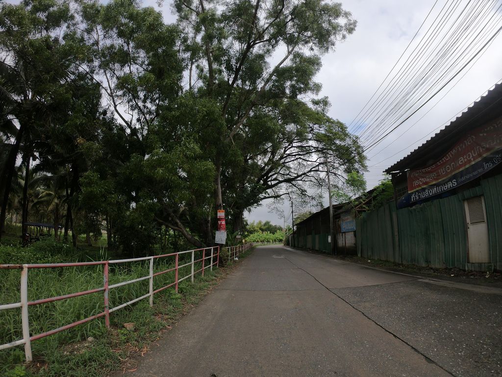 ภาพถนนตรงที่ สวนมะพร้าววินเทจ ตั้งอยู่ ถ่ายโดย chanuwath_grab พ.ศ. 2562 (2019) · A street-level view of where สวนมะพร้าววินเทจ · Maphrao Winthet Garden stands, by chanuwath_grab in 2562 (2019)