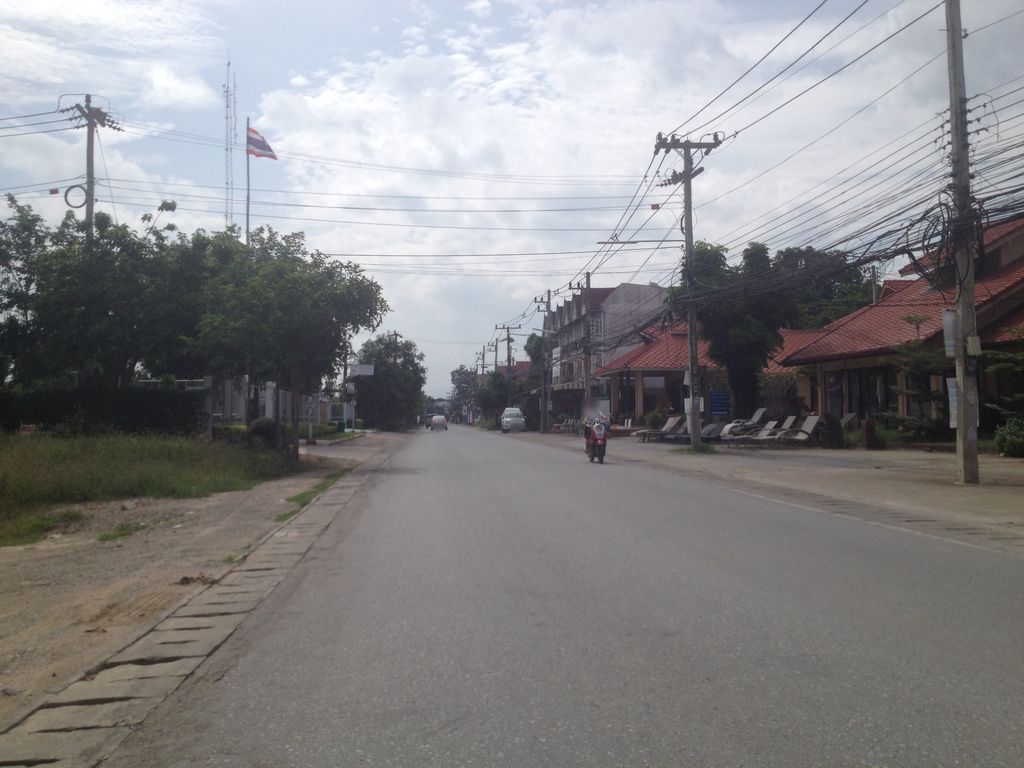 ภาพถนนตรงที่ น้องเอิร์น ลาบ ส้า ตั้งอยู่ ถ่ายโดย jimwatana พ.ศ. 2558 (2015) · A street-level view of where น้องเอิร์น ลาบ ส้า · Nongoen Lap Sa stands, by jimwatana in 2558 (2015)