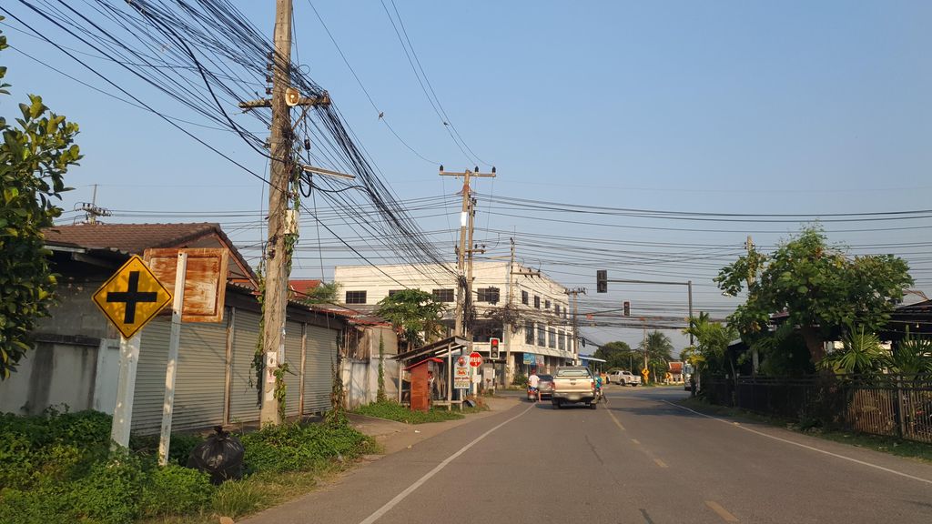 ภาพถนนตรงที่ เฮงไลค์ บุฟเฟ่ต์ ตั้งอยู่ ถ่ายโดย jrcarlsen พ.ศ. 2565 (2022) · A street-level view of where เฮงไลค์ บุฟเฟ่ต์ · Henglai Buffet stands, by jrcarlsen in 2565 (2022)