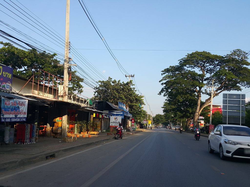 ภาพถนนตรงที่ ร้านกาแฟโกหนุ่ย ตั้งอยู่ ถ่ายโดย jrcarlsen พ.ศ. 2558 (2015) · A street-level view of where ร้านกาแฟโกหนุ่ย · Ko Nui Coffee shop stands, by jrcarlsen in 2558 (2015)