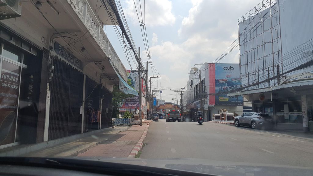 ภาพถนนตรงที่ ร้านเบาะศิลป์ เชียงใหม่ ตั้งอยู่ ถ่ายโดย jrcarlsen พ.ศ. 2565 (2022) · A street-level view of where ร้านเบาะศิลป์ เชียงใหม่ · Ran Bo Sin Chiang Mai stands, by jrcarlsen in 2565 (2022)
