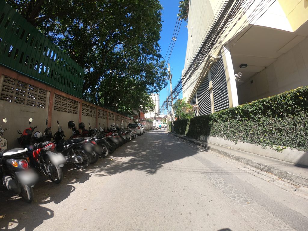 ภาพถนนตรงที่ Le Royal Club ตั้งอยู่ ถ่ายโดย chanuwath_grab พ.ศ. 2562 (2019) · A street-level view of where Le Royal Club stands, by chanuwath_grab in 2562 (2019)