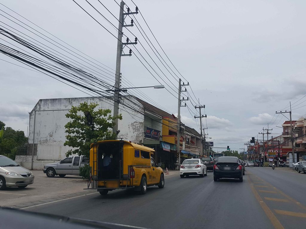 ภาพถนนตรงที่ หัวปลาหม้อไฟ สันป่าตอง ตั้งอยู่ ถ่ายโดย jrcarlsen พ.ศ. 2558 (2015) · A street-level view of where หัวปลาหม้อไฟ สันป่าตอง · Huaplamofai San Pa Tong stands, by jrcarlsen in 2558 (2015)