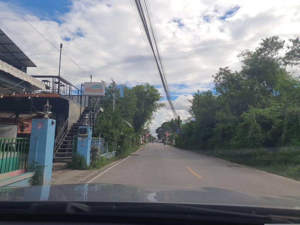 ภาพถนนตรงที่ เก๊าบะขาม ตั้งอยู่ ถ่ายโดย jrcarlsen พ.ศ. 2566 (2023) · A street-level view of where เก๊าบะขาม · Kaobakham stands, by jrcarlsen in 2566 (2023)