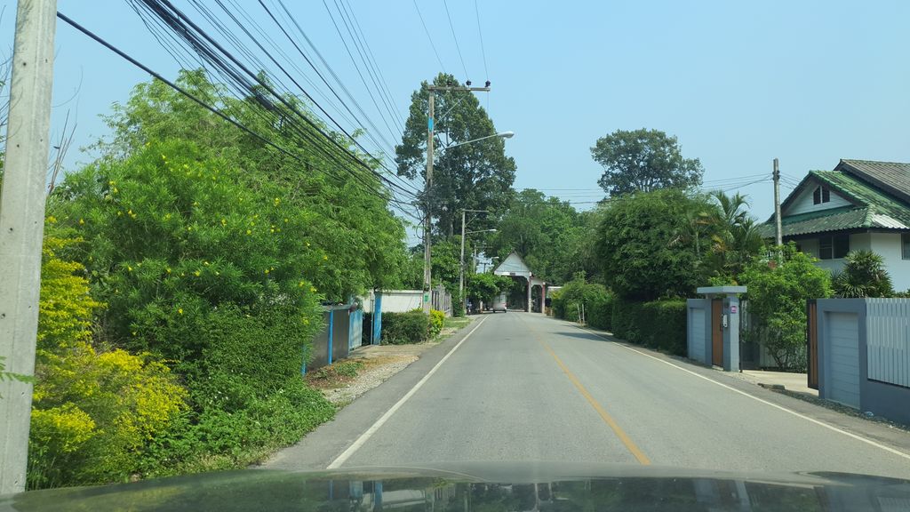 ภาพถนนตรงที่ สำนักงานกฎหมาย สุทธิราช ทนายความ ตั้งอยู่ ถ่ายโดย jrcarlsen พ.ศ. 2564 (2021) · A street-level view of where สำนักงานกฎหมาย สุทธิราช ทนายความ · Samnakngan Kotmai Sutthirat Thanaikhwam stands, by jrcarlsen in 2564 (2021)
