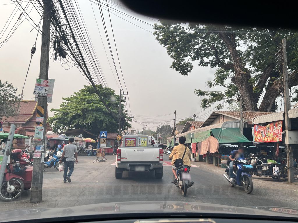 ภาพถนนตรงที่ Lek beauty ความงามและเส้นผม ตั้งอยู่ ถ่ายโดย lin_wang พ.ศ. 2567 (2024) · A street-level view of where Lek beauty ความงามและเส้นผม stands, by lin_wang in 2567 (2024)