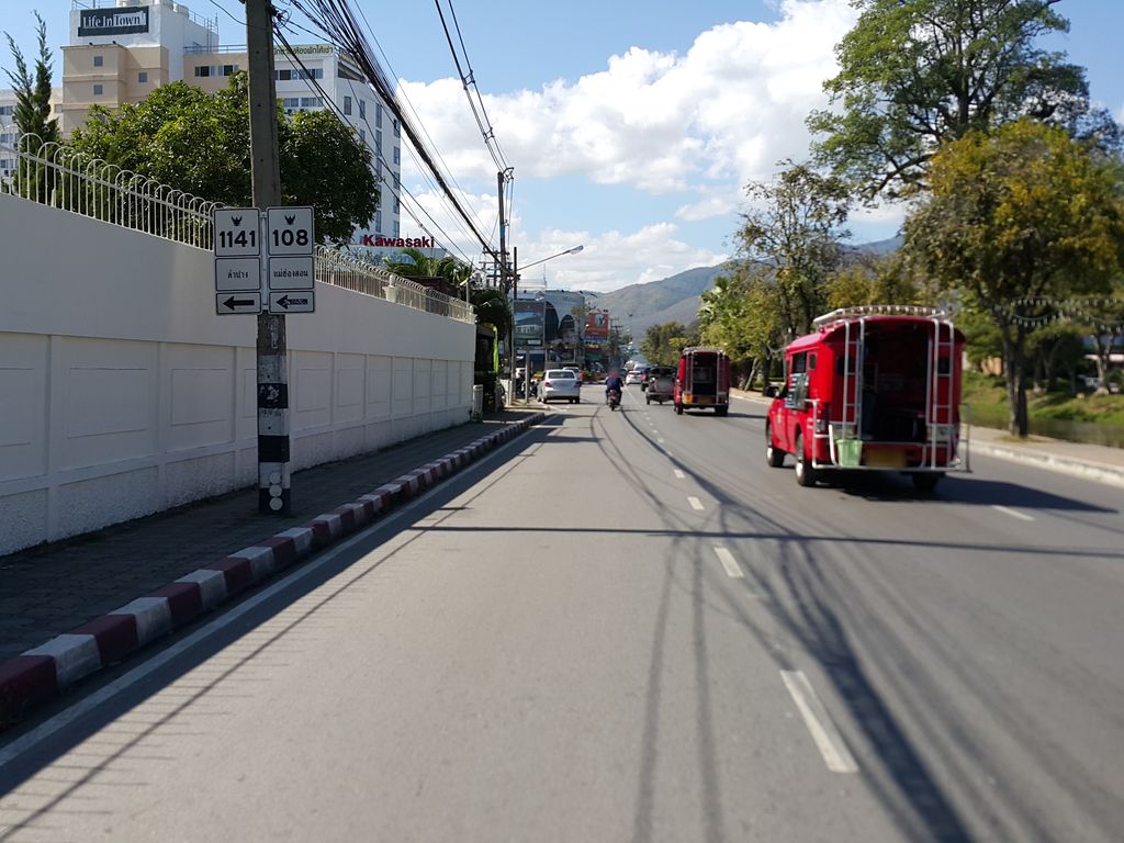 ภาพถนนตรงที่ สถานกงสุลใหญ่แห่งสาธารณรัฐประชาชนจีนประจำเชียงใหม่ ตั้งอยู่ ถ่ายโดย jrcarlsen พ.ศ. 2558 (2015) · A street-level view of where สถานกงสุลใหญ่แห่งสาธารณรัฐประชาชนจีนประจำเชียงใหม่ · Sathankongsun Yai Haeng Sathannaratprachatnachin Pracham Chiang Mai stands, by jrcarlsen in 2558 (2015)