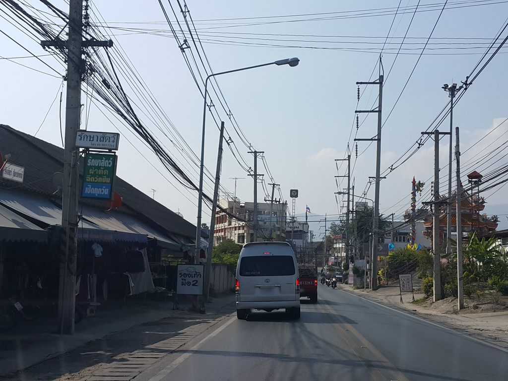 ภาพถนนตรงที่ น้ำตกแม่ยะ ตั้งอยู่ ถ่ายโดย jrcarlsen พ.ศ. 2558 (2015) · A street-level view of where น้ำตกแม่ยะ · Mae Ya Waterfall stands, by jrcarlsen in 2558 (2015)