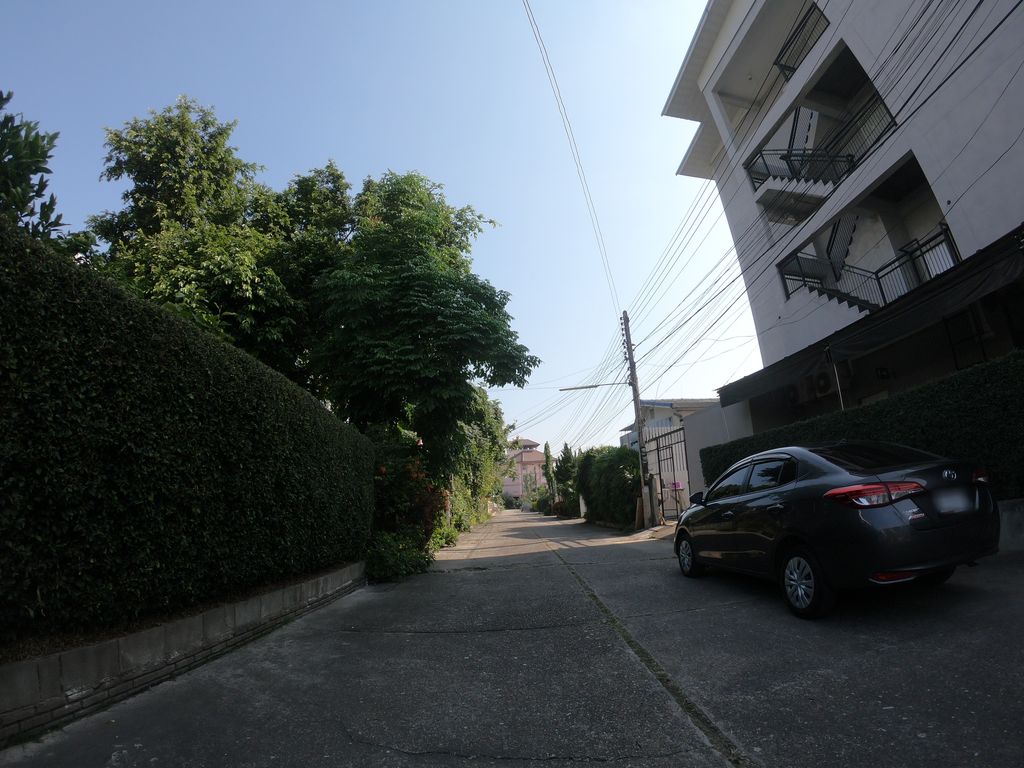 ภาพถนนตรงที่ I'm Avocado ตั้งอยู่ ถ่ายโดย chanuwath_grab พ.ศ. 2562 (2019) · A street-level view of where I'm Avocado stands, by chanuwath_grab in 2562 (2019)