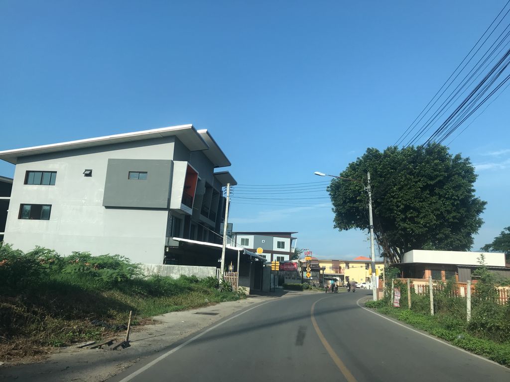 ภาพถนนตรงที่ ร้านส้มตำอีสานบ้านโจ้ ตั้งอยู่ ถ่ายโดย prasert พ.ศ. 2561 (2018) · A street-level view of where ร้านส้มตำอีสานบ้านโจ้ · Ran Som Tam Isan Ban Cho stands, by prasert in 2561 (2018)