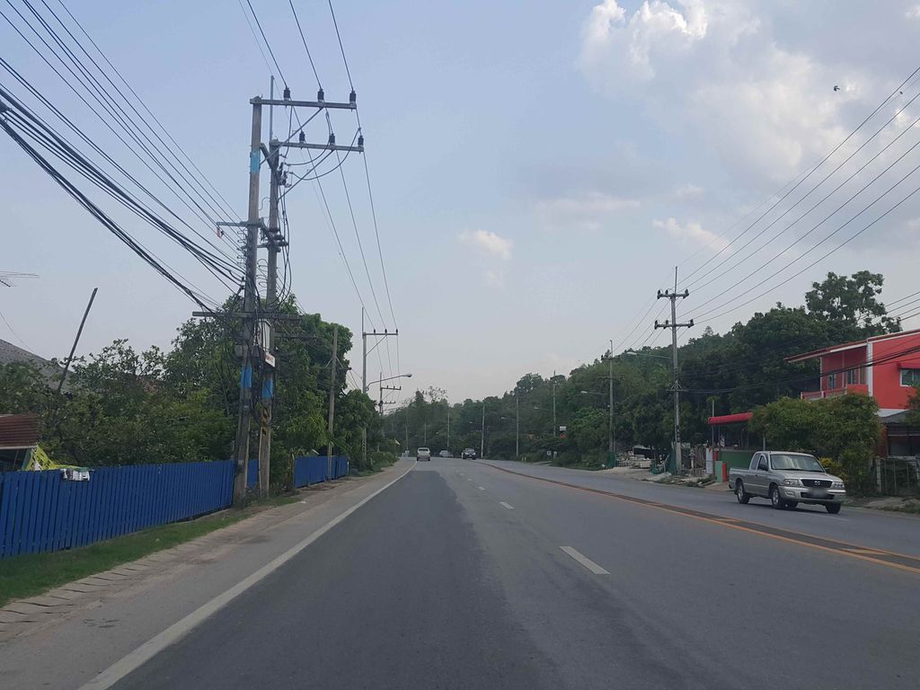 ภาพถนนตรงที่ โฮมฟิน จุ่มแซ่บ ตั้งอยู่ ถ่ายโดย jrcarlsen พ.ศ. 2558 (2015) · A street-level view of where โฮมฟิน จุ่มแซ่บ · Home Fin Chumsaep stands, by jrcarlsen in 2558 (2015)