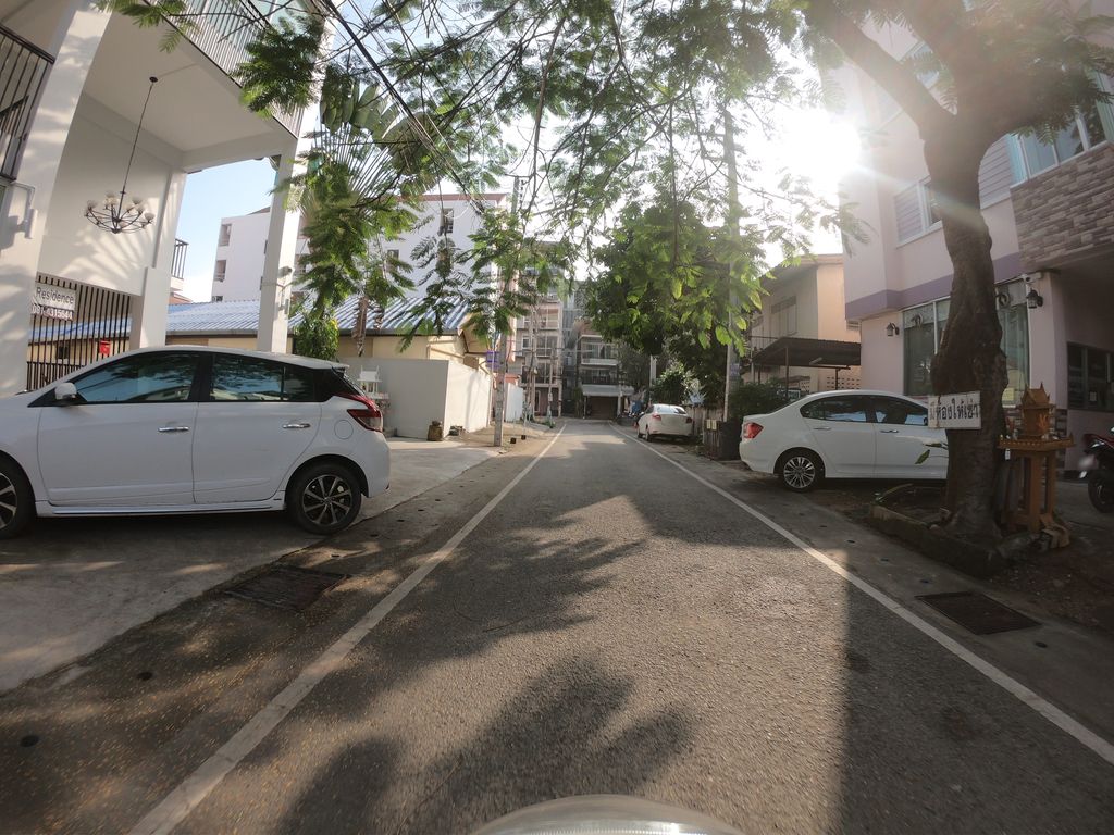 ภาพถนนตรงที่ CC Residence ตั้งอยู่ ถ่ายโดย chanuwath_grab พ.ศ. 2562 (2019) · A street-level view of where CC Residence stands, by chanuwath_grab in 2562 (2019)