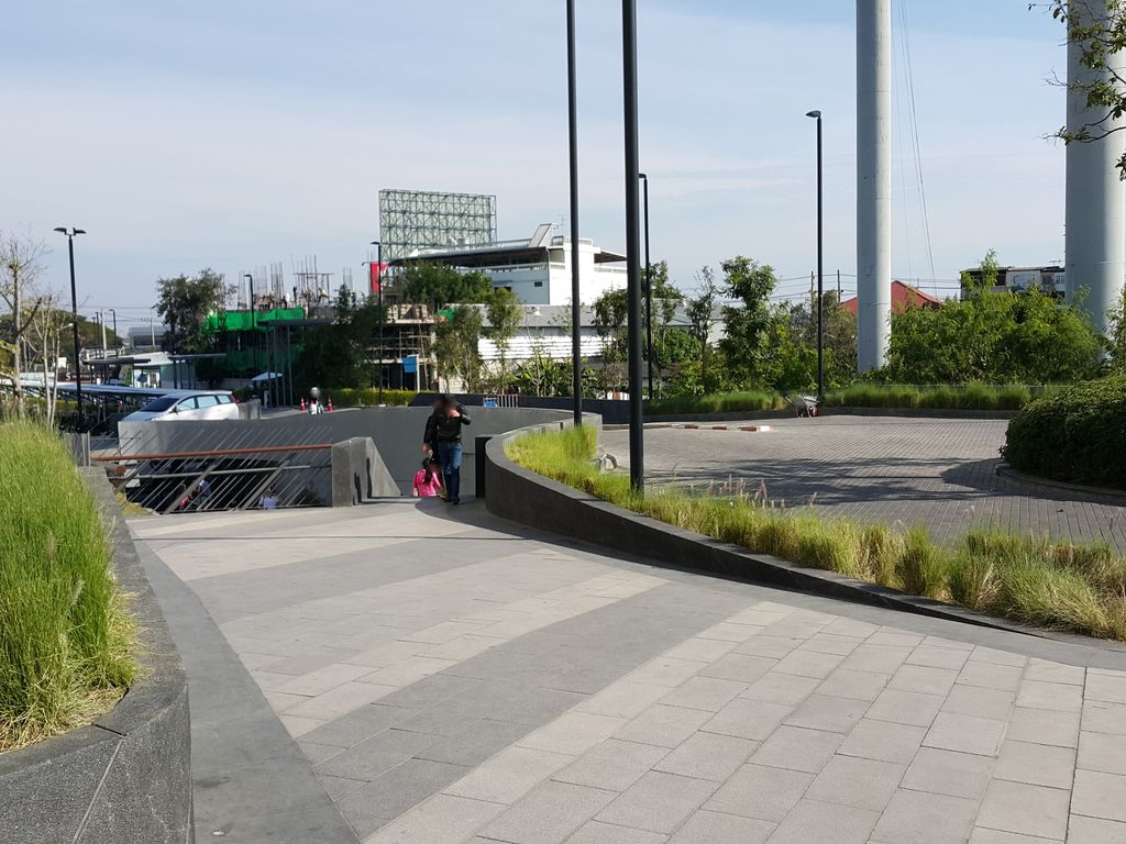 ภาพถนนตรงที่ Em Power Center St Motor เชียงใหม่ ตั้งอยู่ ถ่ายโดย jrcarlsen พ.ศ. 2558 (2015) · A street-level view of where Em Power Center St Motor เชียงใหม่ stands, by jrcarlsen in 2558 (2015)