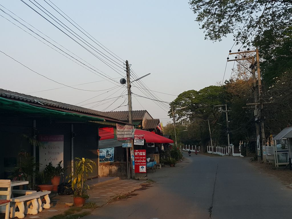 ภาพถนนตรงที่ วัดแม่สะหลวง ตั้งอยู่ ถ่ายโดย jrcarlsen พ.ศ. 2559 (2016) · A street-level view of where วัดแม่สะหลวง · Wat Mae Sa Luang stands, by jrcarlsen in 2559 (2016)