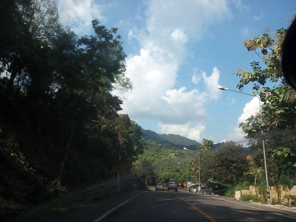 ภาพถนนตรงที่ ติดลม Cafe&Restaurent Chiangmai ตั้งอยู่ ถ่ายโดย kyoko พ.ศ. 2561 (2018) · A street-level view of where ติดลม Cafe&Restaurent Chiangmai stands, by kyoko in 2561 (2018)