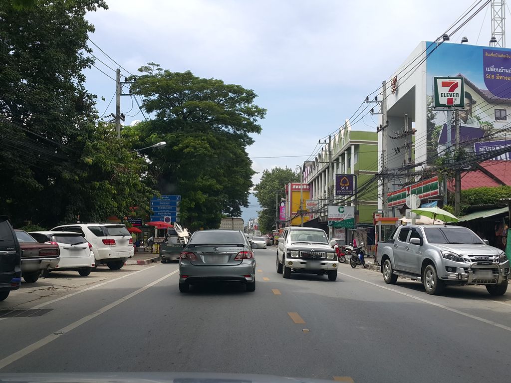 ภาพถนนตรงที่ นครปฐมโอชา ตั้งอยู่ ถ่ายโดย jrcarlsen พ.ศ. 2558 (2015) · A street-level view of where นครปฐมโอชา · Nakhon Pathom Ocha stands, by jrcarlsen in 2558 (2015)