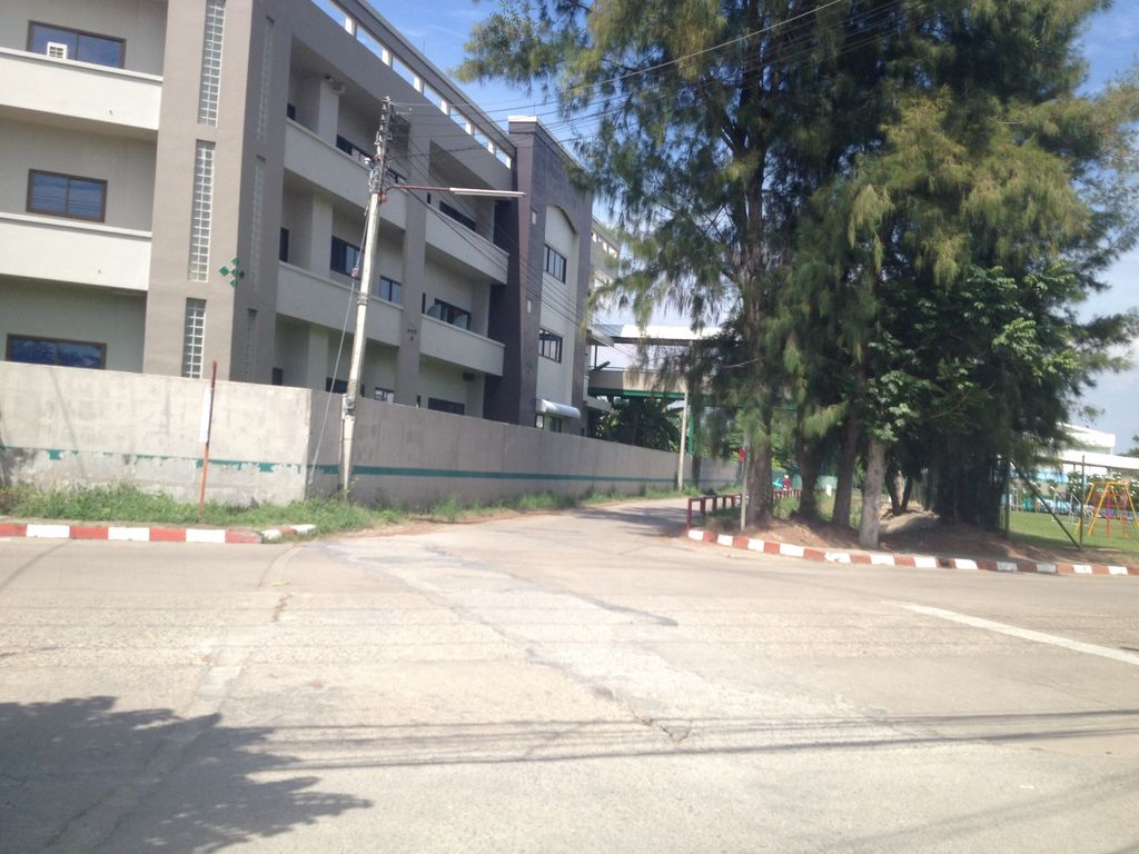 ภาพถนนตรงที่ ST Barber’s สาขาแม่เหียะ ตั้งอยู่ ถ่ายโดย jimwatana พ.ศ. 2558 (2015) · A street-level view of where ST Barber’s สาขาแม่เหียะ stands, by jimwatana in 2558 (2015)