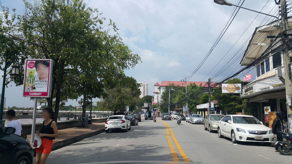 ภาพถนนตรงที่ Captain Van Travel ตั้งอยู่ ถ่ายโดย jrcarlsen พ.ศ. 2559 (2016) · A street-level view of where Captain Van Travel stands, by jrcarlsen in 2559 (2016)