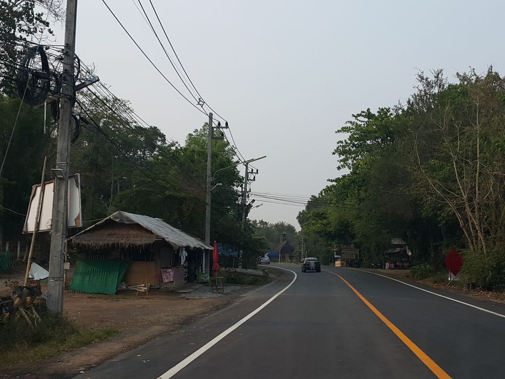 ภาพถนนตรงที่ ไร่สตรอเบอรี่ ลุงคำ ตั้งอยู่ ถ่ายโดย jrcarlsen พ.ศ. 2559 (2016) · A street-level view of where ไร่สตรอเบอรี่ ลุงคำ · Rai Strawberry Lungkham stands, by jrcarlsen in 2559 (2016)