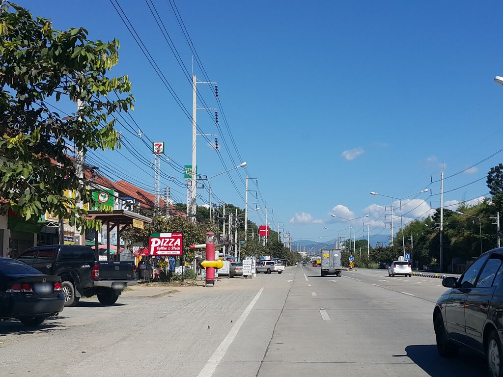 ภาพถนนตรงที่ Bb คาราโอเกะ ตั้งอยู่ ถ่ายโดย jrcarlsen พ.ศ. 2558 (2015) · A street-level view of where Bb คาราโอเกะ · Bb Kharaoke stands, by jrcarlsen in 2558 (2015)