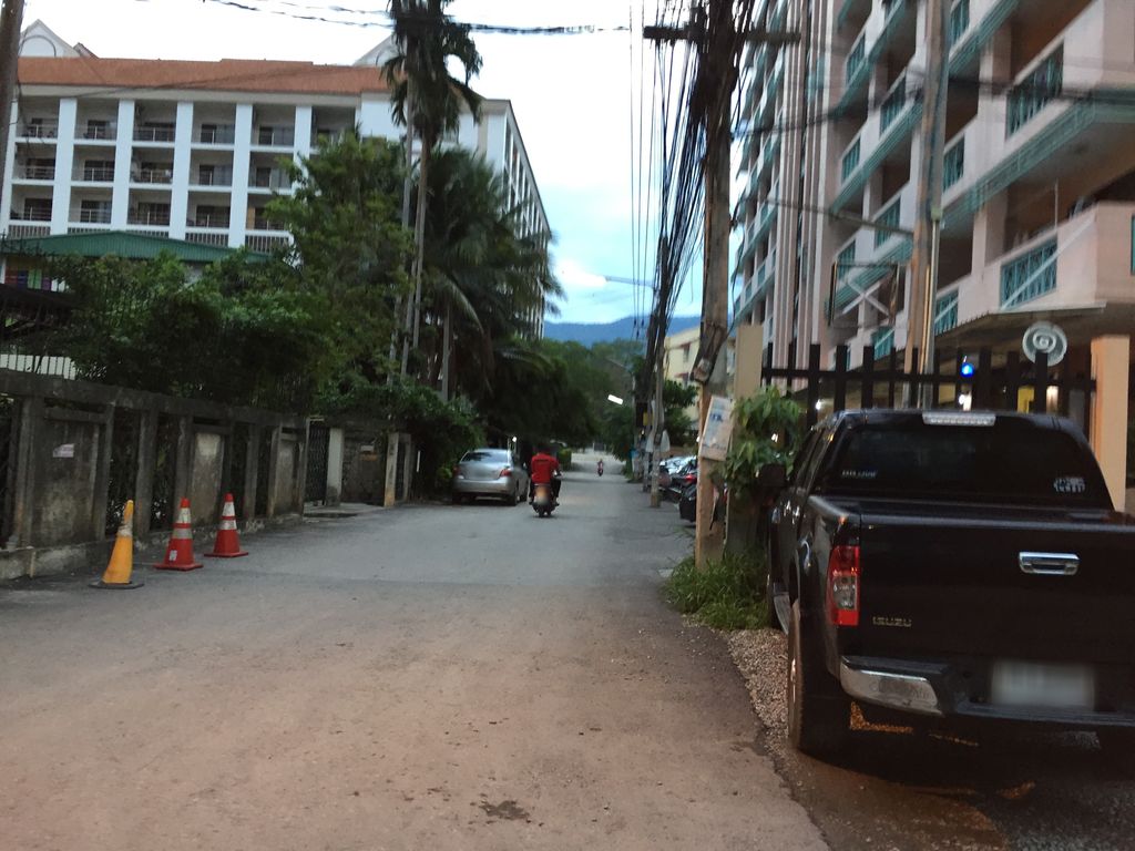 ภาพถนนตรงที่ Gigi Coffee ตั้งอยู่ ถ่ายโดย alvinsj พ.ศ. 2560 (2017) · A street-level view of where Gigi Coffee stands, by alvinsj in 2560 (2017)