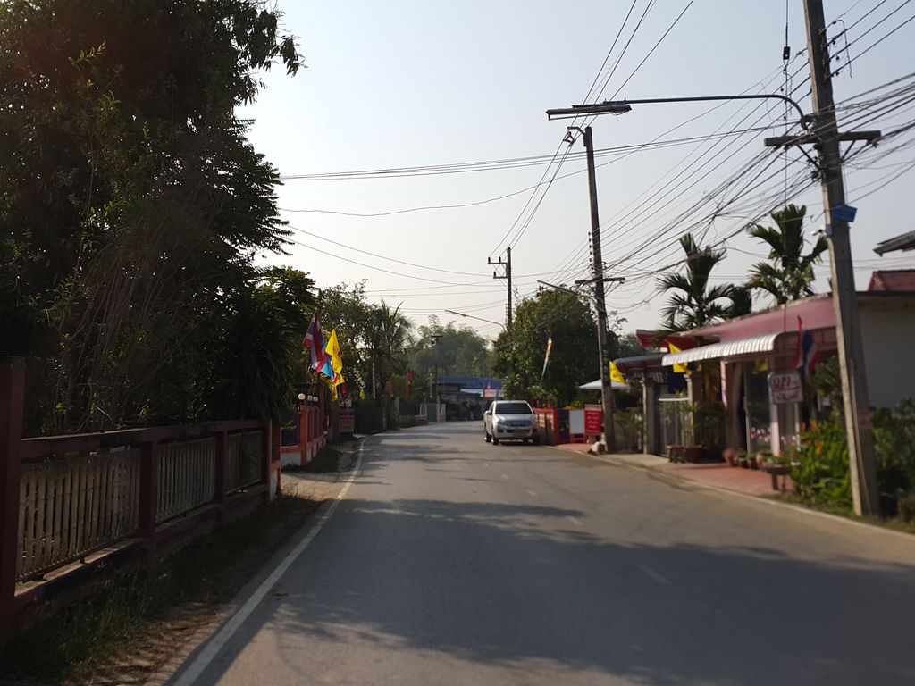 ภาพถนนตรงที่ อ้ายแพการสุรา ตั้งอยู่ ถ่ายโดย jrcarlsen พ.ศ. 2558 (2015) · A street-level view of where อ้ายแพการสุรา · Ai Phae Kansura stands, by jrcarlsen in 2558 (2015)