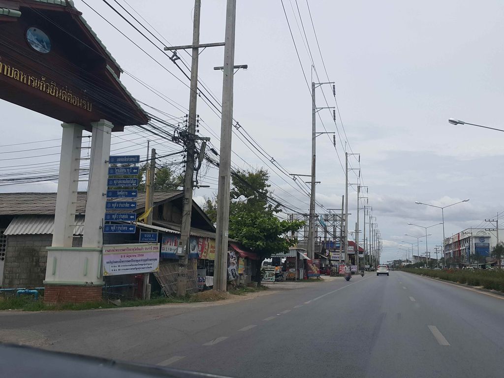 ภาพถนนตรงที่ ร้านรถไฟฟ้า เพาเวอร์ มายด์ ตั้งอยู่ ถ่ายโดย jrcarlsen พ.ศ. 2558 (2015) · A street-level view of where ร้านรถไฟฟ้า เพาเวอร์ มายด์ · Ran Rotfaifa Power Mai stands, by jrcarlsen in 2558 (2015)