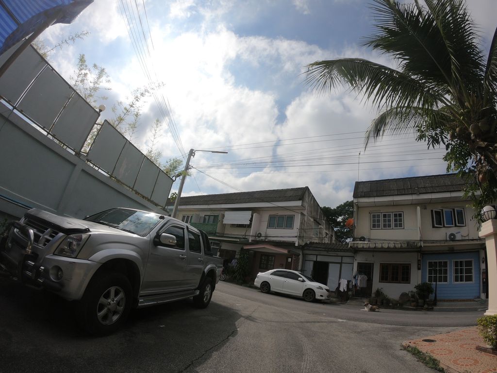 ภาพถนนตรงที่ ยำแอนด์กริลล์ ตั้งอยู่ ถ่ายโดย chanuwath_grab พ.ศ. 2562 (2019) · A street-level view of where ยำแอนด์กริลล์ · Yam & Grill stands, by chanuwath_grab in 2562 (2019)