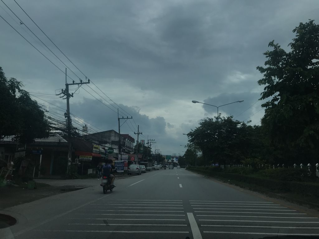 ภาพถนนตรงที่ Dang Barber ตั้งอยู่ ถ่ายโดย prasert พ.ศ. 2561 (2018) · A street-level view of where Dang Barber stands, by prasert in 2561 (2018)