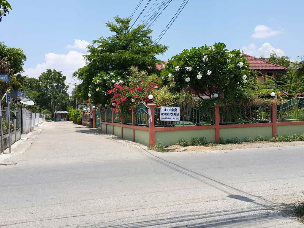 ภาพถนนตรงที่ อีสานแซบนัวครัวบัวสวรรค์ ตั้งอยู่ ถ่ายโดย jrcarlsen พ.ศ. 2558 (2015) · A street-level view of where อีสานแซบนัวครัวบัวสวรรค์ · Isan Saepnua Khrua Bua Sawan stands, by jrcarlsen in 2558 (2015)