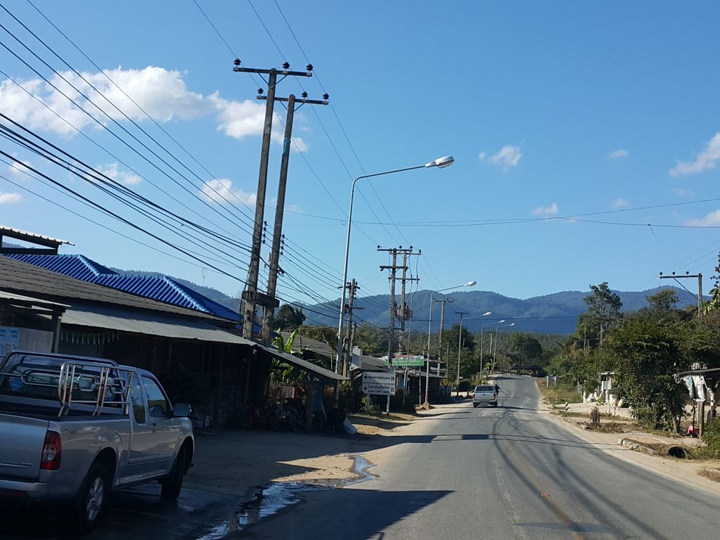 ภาพถนนตรงที่ ร้านพรธรร ตั้งอยู่ ถ่ายโดย jrcarlsen พ.ศ. 2558 (2015) · A street-level view of where ร้านพรธรร · Ran Phrathan stands, by jrcarlsen in 2558 (2015)