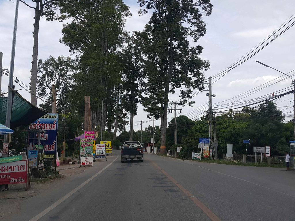 ภาพถนนตรงที่ ร้านเซเว่น หน้าโรงพยาบาลสารภี ตั้งอยู่ ถ่ายโดย jrcarlsen พ.ศ. 2558 (2015) · A street-level view of where ร้านเซเว่น หน้าโรงพยาบาลสารภี · Ran Seven Na Rongphayaban Saraphi stands, by jrcarlsen in 2558 (2015)