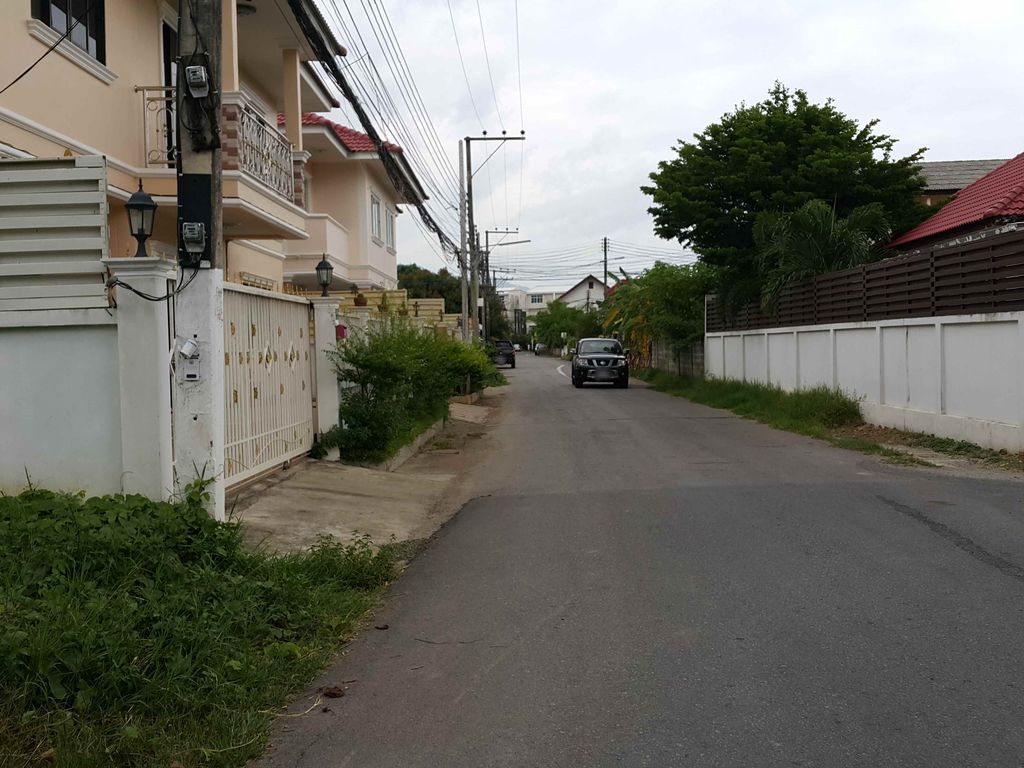 ภาพถนนตรงที่ Smileandbeauty ตั้งอยู่ ถ่ายโดย jrcarlsen พ.ศ. 2558 (2015) · A street-level view of where Smileandbeauty stands, by jrcarlsen in 2558 (2015)
