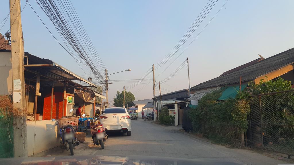 ภาพถนนตรงที่ ฮ่อมหน้าบ้าน Hom Na Baan ตั้งอยู่ ถ่ายโดย jrcarlsen พ.ศ. 2566 (2023) · A street-level view of where ฮ่อมหน้าบ้าน Hom Na Baan stands, by jrcarlsen in 2566 (2023)