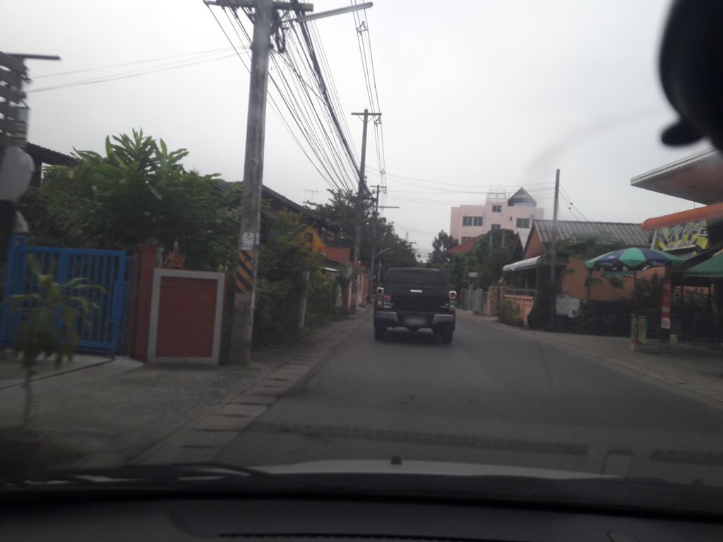 ภาพถนนตรงที่ T Phone Service ตั้งอยู่ ถ่ายโดย noochjaree พ.ศ. 2561 (2018) · A street-level view of where T Phone Service stands, by noochjaree in 2561 (2018)