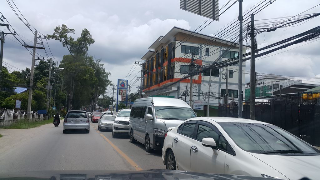 ภาพถนนตรงที่ หม่าล่ากระทะร้อน ตั้งอยู่ ถ่ายโดย jrcarlsen พ.ศ. 2560 (2017) · A street-level view of where หม่าล่ากระทะร้อน · Mala Kratharon stands, by jrcarlsen in 2560 (2017)