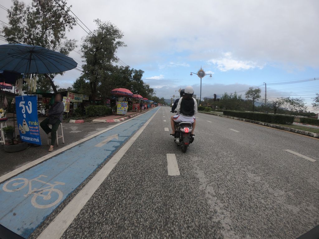 ภาพถนนตรงที่ ร้านรุ่งมะลิสดดอยคำ ตั้งอยู่ ถ่ายโดย chanuwath_grab พ.ศ. 2562 (2019) · A street-level view of where ร้านรุ่งมะลิสดดอยคำ · Ran Rung Malitda Doi Kham stands, by chanuwath_grab in 2562 (2019)
