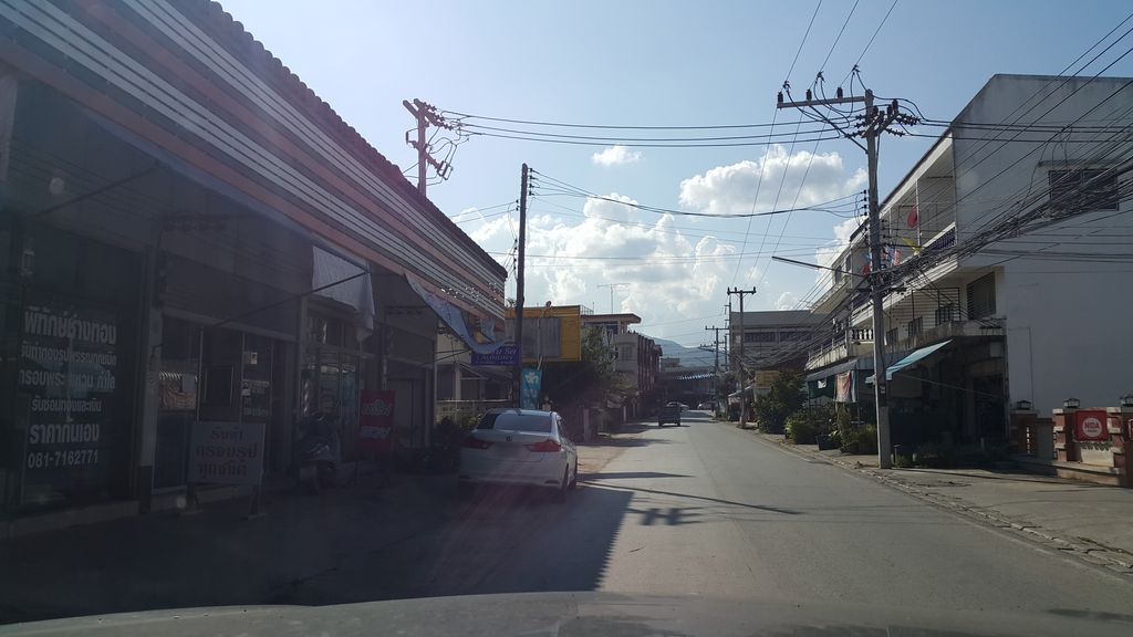 ภาพถนนตรงที่ PrincessNail Nail Salon ตั้งอยู่ ถ่ายโดย jrcarlsen พ.ศ. 2559 (2016) · A street-level view of where PrincessNail Nail Salon stands, by jrcarlsen in 2559 (2016)