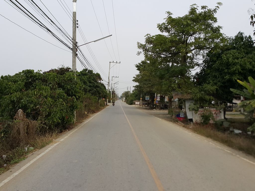ภาพถนนตรงที่ ทัดดาว หมูกะทะ ตักเอง ตั้งอยู่ ถ่ายโดย jrcarlsen พ.ศ. 2557 (2014) · A street-level view of where ทัดดาว หมูกะทะ ตักเอง · Thatdao Mukatha Takeng stands, by jrcarlsen in 2557 (2014)