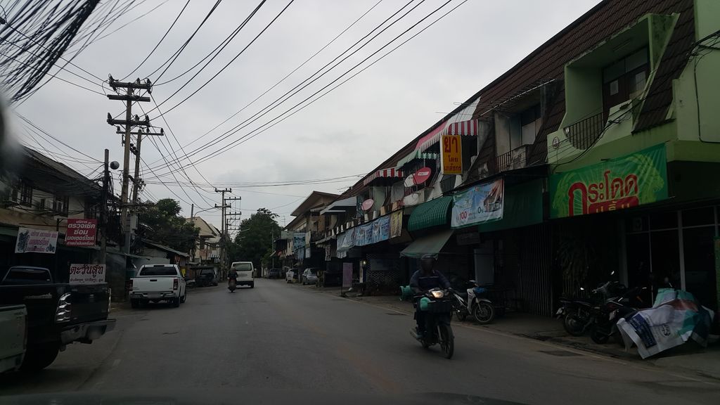 ภาพถนนตรงที่ Ten X clusive Chiang Mai ตั้งอยู่ ถ่ายโดย jrcarlsen พ.ศ. 2559 (2016) · A street-level view of where Ten X clusive Chiang Mai stands, by jrcarlsen in 2559 (2016)