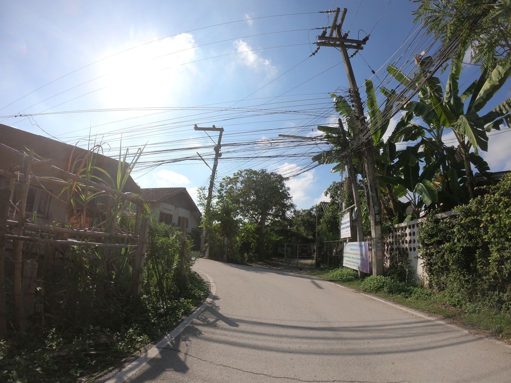 ภาพถนนตรงที่ อู่ทักษิณแม่กวง ตั้งอยู่ ถ่ายโดย chanuwath_grab พ.ศ. 2562 (2019) · A street-level view of where อู่ทักษิณแม่กวง · U Thaksin Mae Kwong stands, by chanuwath_grab in 2562 (2019)