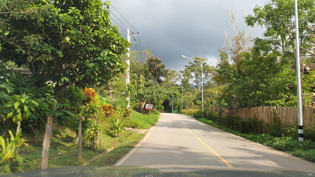 ภาพถนนตรงที่ แม่วอง แคมปิ้ง ตั้งอยู่ ถ่ายโดย jrcarlsen พ.ศ. 2564 (2021) · A street-level view of where แม่วอง แคมปิ้ง · Maeoong Khaemping stands, by jrcarlsen in 2564 (2021)