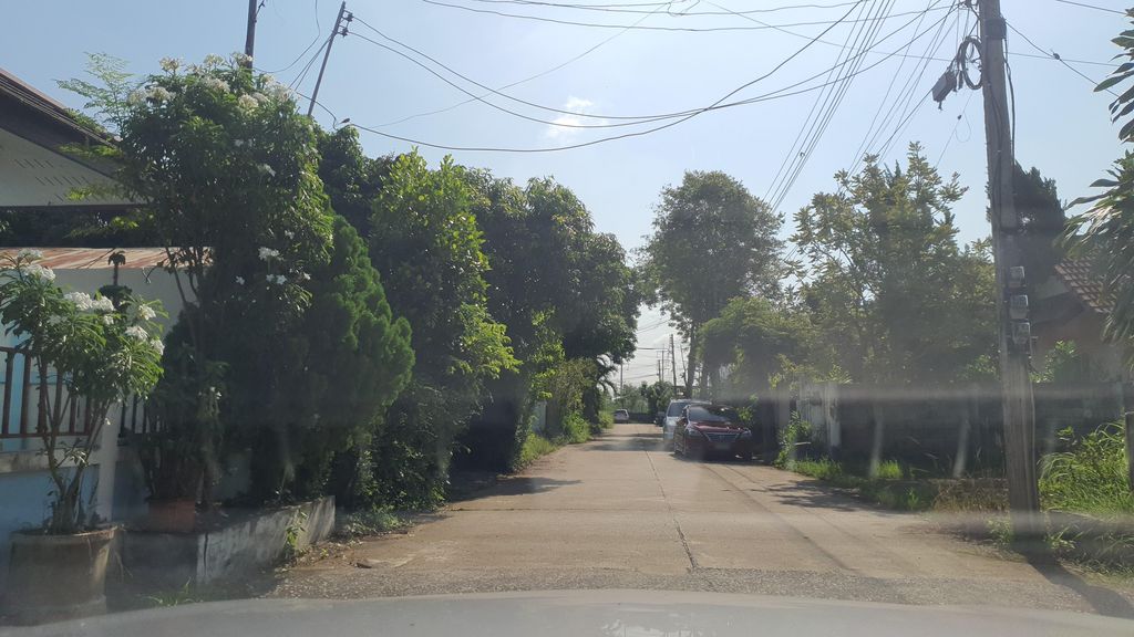 ภาพถนนตรงที่ Rakkaew Massage ตั้งอยู่ ถ่ายโดย jrcarlsen พ.ศ. 2565 (2022) · A street-level view of where Rakkaew Massage stands, by jrcarlsen in 2565 (2022)