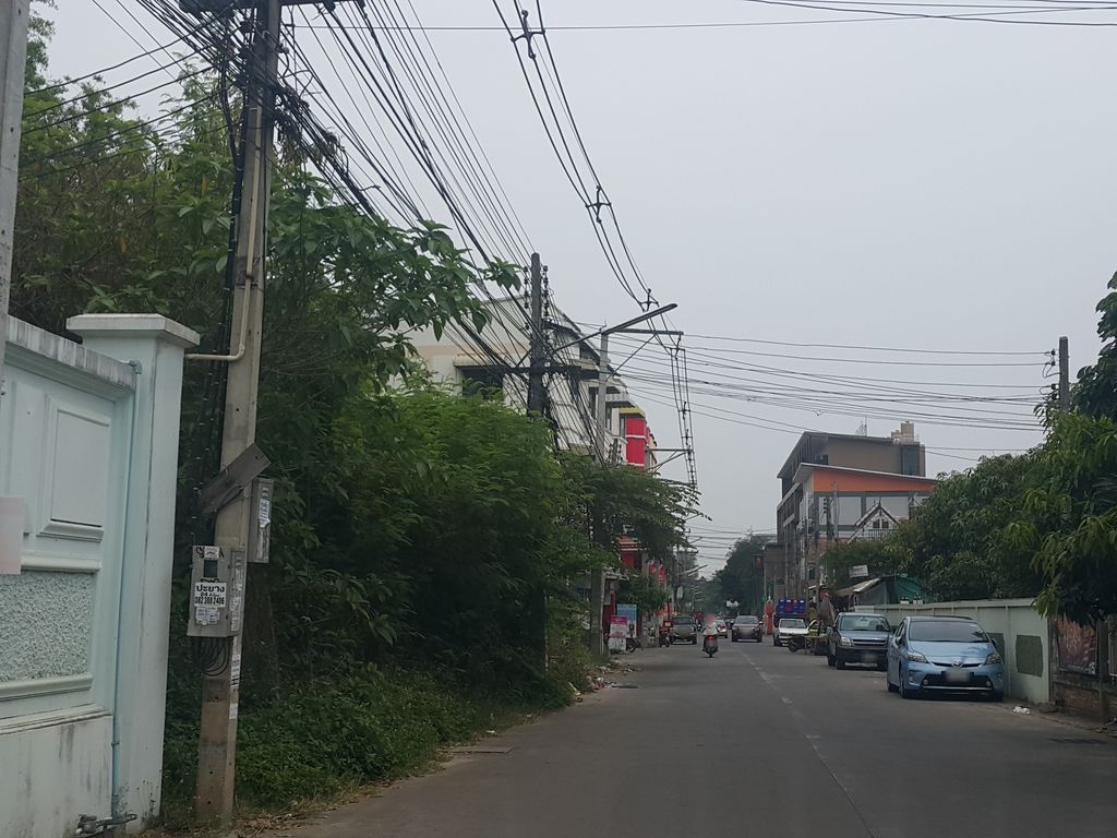 ภาพถนนตรงที่ ซุ้มแมวน้ำ คาเฟ่ ตั้งอยู่ ถ่ายโดย jrcarlsen พ.ศ. 2559 (2016) · A street-level view of where ซุ้มแมวน้ำ คาเฟ่ · Summaeonam Café stands, by jrcarlsen in 2559 (2016)