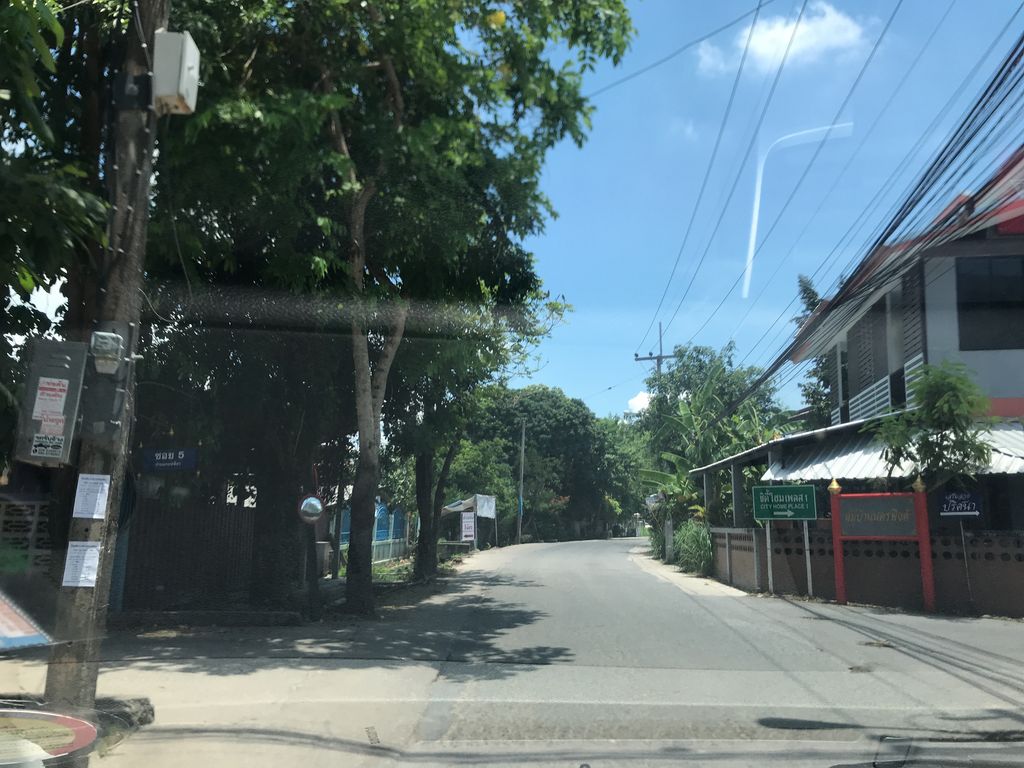 ภาพถนนตรงที่ อู่อาร์ บริการ ตั้งอยู่ ถ่ายโดย prasert พ.ศ. 2561 (2018) · A street-level view of where อู่อาร์ บริการ · Ua Brikan stands, by prasert in 2561 (2018)