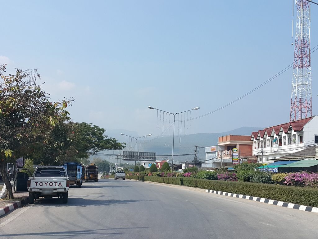 ภาพถนนตรงที่ ล้านชำนั่งชิว ตั้งอยู่ ถ่ายโดย jrcarlsen พ.ศ. 2558 (2015) · A street-level view of where ล้านชำนั่งชิว · Lan Cham Nangchio stands, by jrcarlsen in 2558 (2015)