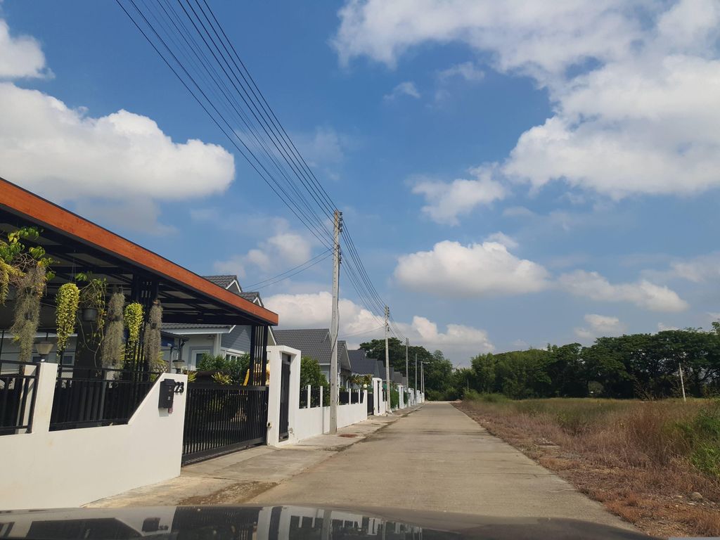 ภาพถนนตรงที่ PBP Praewa Bird Parrot ตั้งอยู่ ถ่ายโดย jrcarlsen พ.ศ. 2566 (2023) · A street-level view of where PBP Praewa Bird Parrot stands, by jrcarlsen in 2566 (2023)